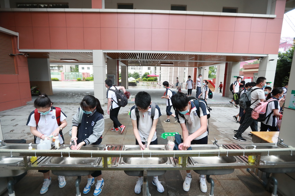 8月10日，在位於武漢的湖北省水果湖一中，初一、初二年級學生在進教室前洗手。