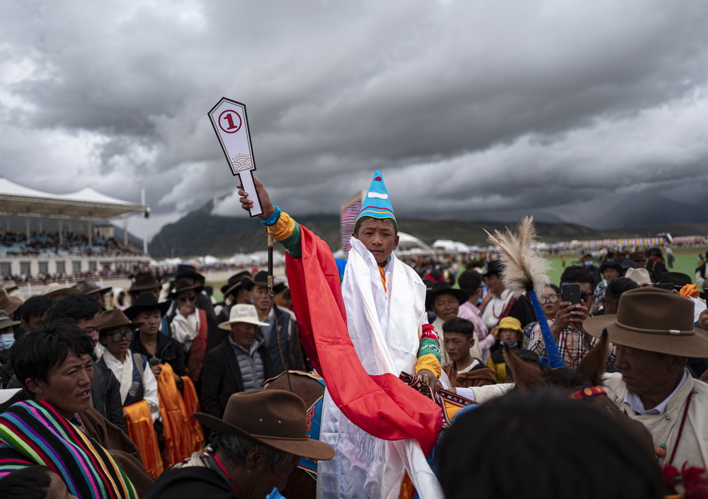 8月10日，羊八井鎮桑巴薩三組格桑佔堆家的馬獲得“當吉仁”賽馬五公裡馬長跑比賽第一名。