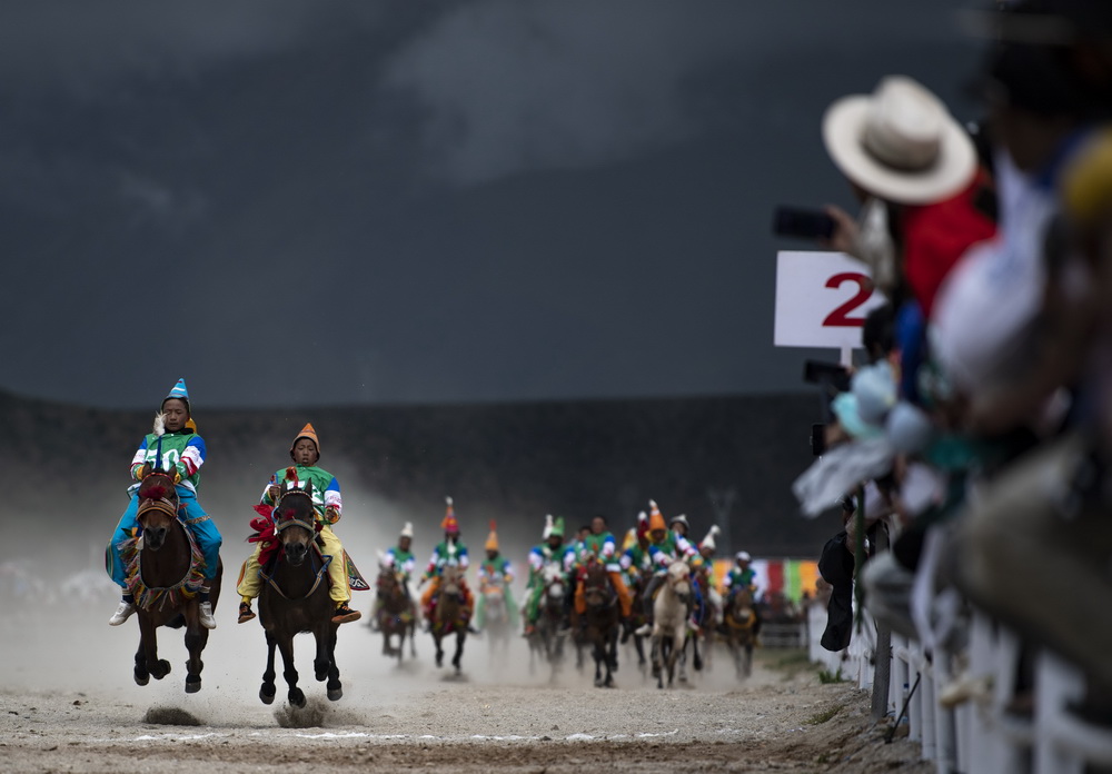 8月10日，騎手馳騁在當雄縣賽馬場。