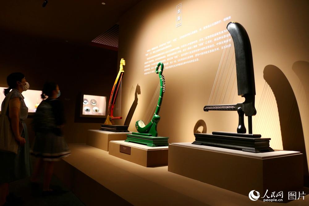 2020年8月11日，觀眾在參觀中國古代樂器展。