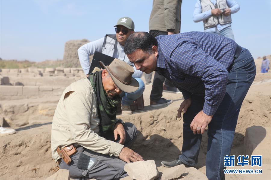 2020年1月12日，在埃及盧克索，中埃盧克索孟圖神廟聯合考古項目中方執行領隊、中國社會科學院考古研究所副研究員賈笑冰（左）在現場工作。 新華社發