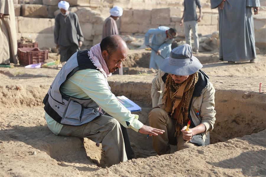 2019年12月14日，在埃及盧克索，中埃盧克索孟圖神廟聯合考古項目成員在現場工作。 新華社發
