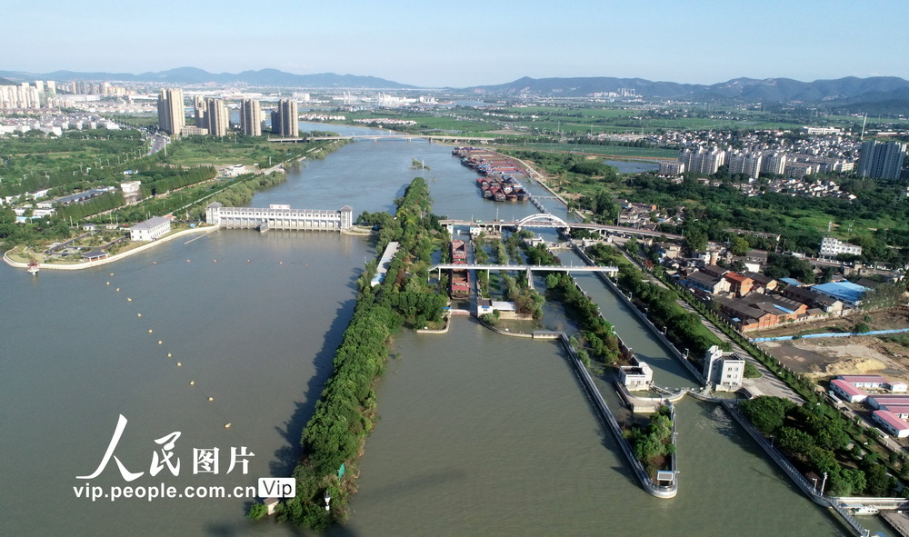 2020年8月13日，货船有序通过安徽省巢湖一线船闸。