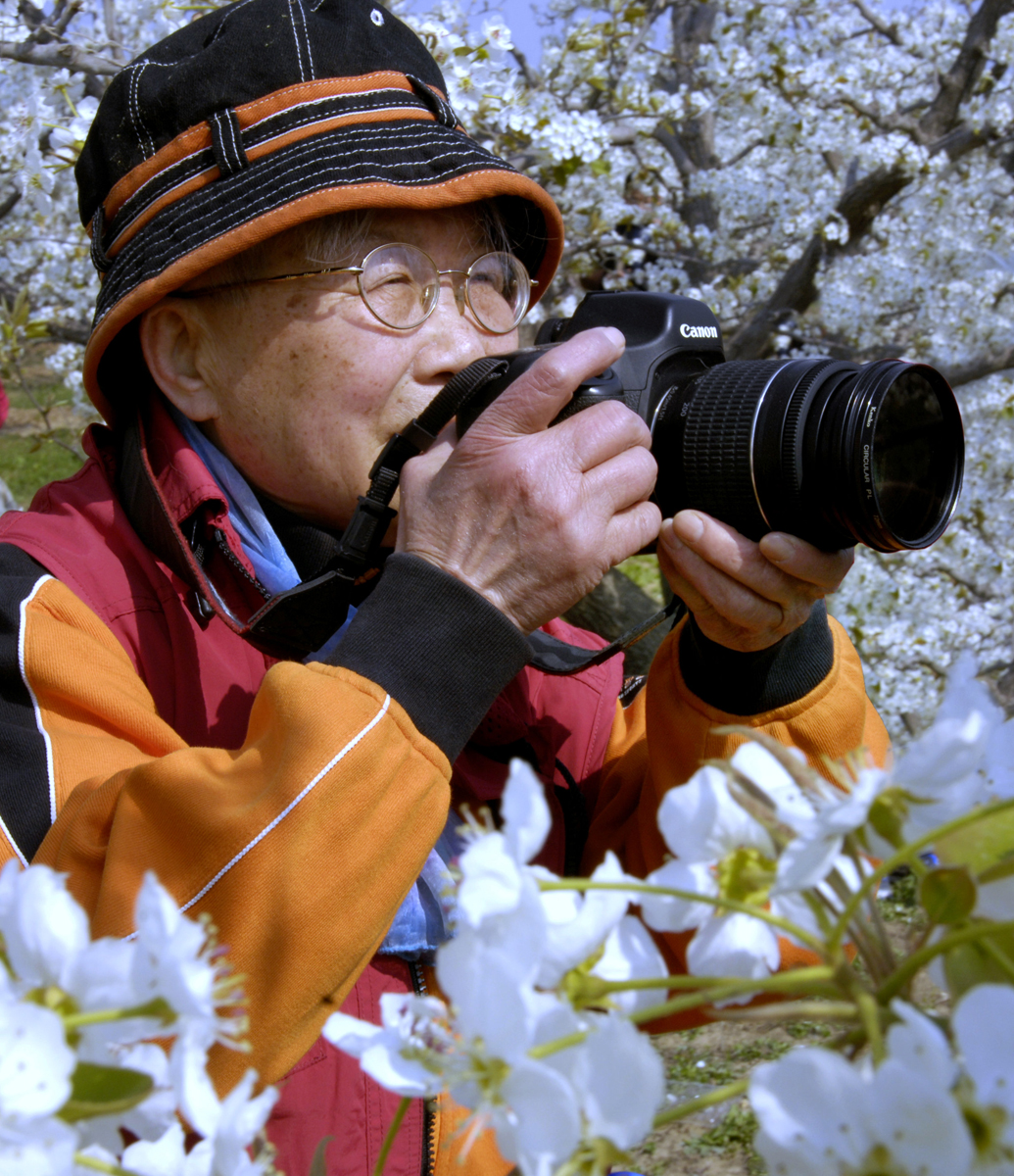 著名女摄影家、中国女摄影家协会第一届常务理事沈英