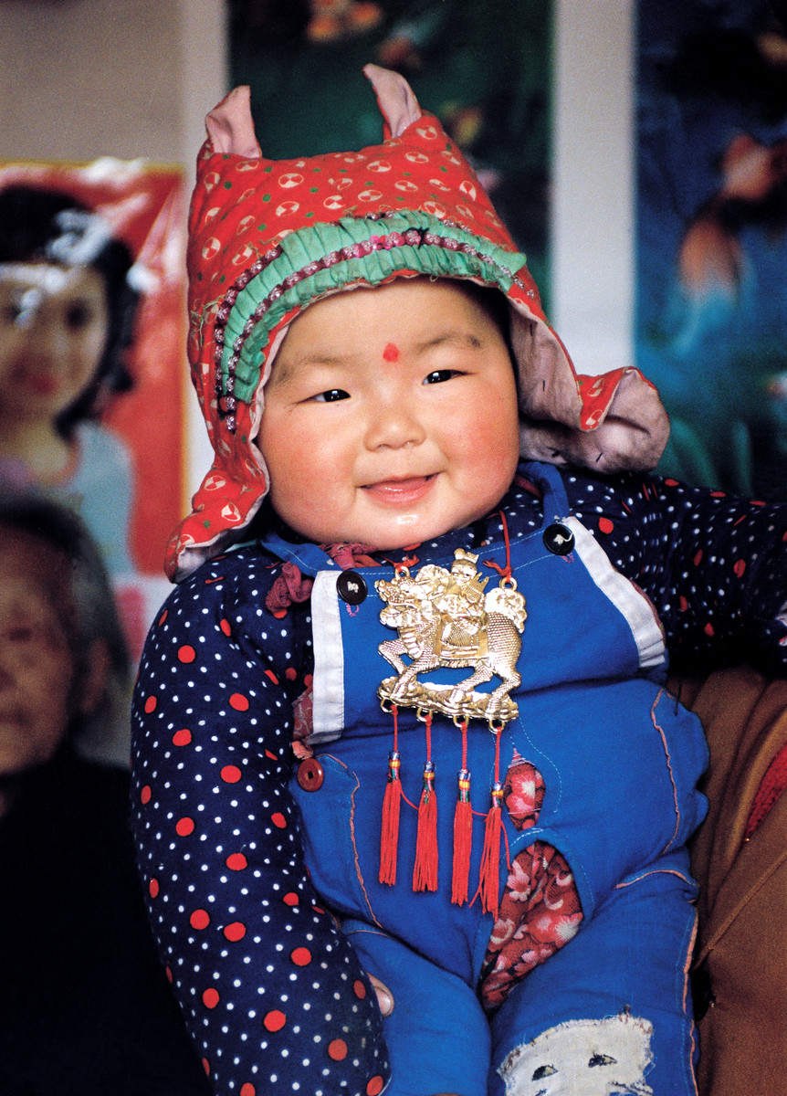 《妞妞過“百歲”》（1983年攝於河北省滄州市吳橋農村，被國家對外刊物《今日中國》選為優秀封面）