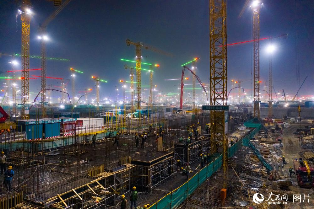 2020年8月16日，雄安新區的建設工地上，工人正在緊張施工。