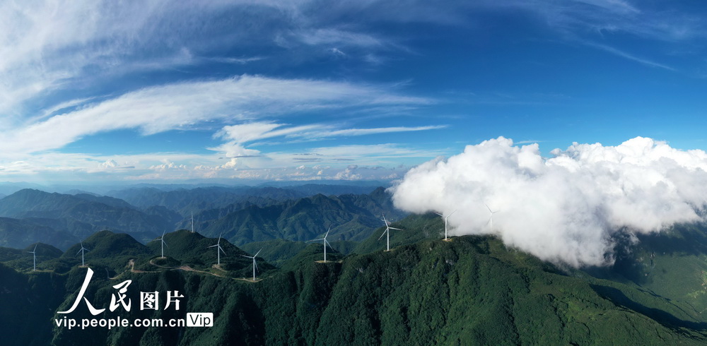2020年8月16日，俯瞰湖北省保康縣后坪鎮黃連山風力發電場。