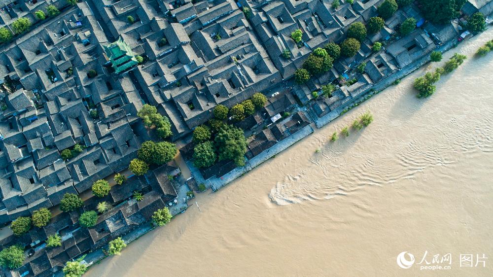 2020年8月17日，嘉陵江水位上涨，淹没了滨江路，漫进古城街道。