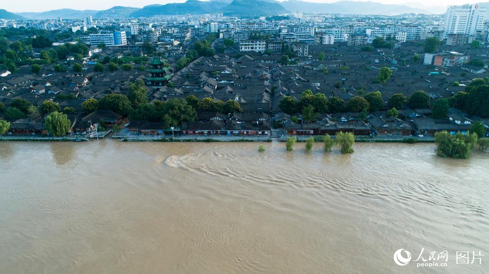 2020年8月17日，嘉陵江水位上涨，淹没了滨江路，漫进古城街道。