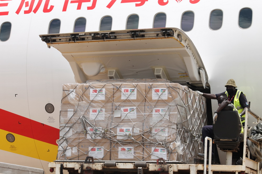 8月19日，在南苏丹首都朱巴，机场工作人员卸载中方援助的抗疫物资。新华社发（加莱・朱利叶斯 摄）