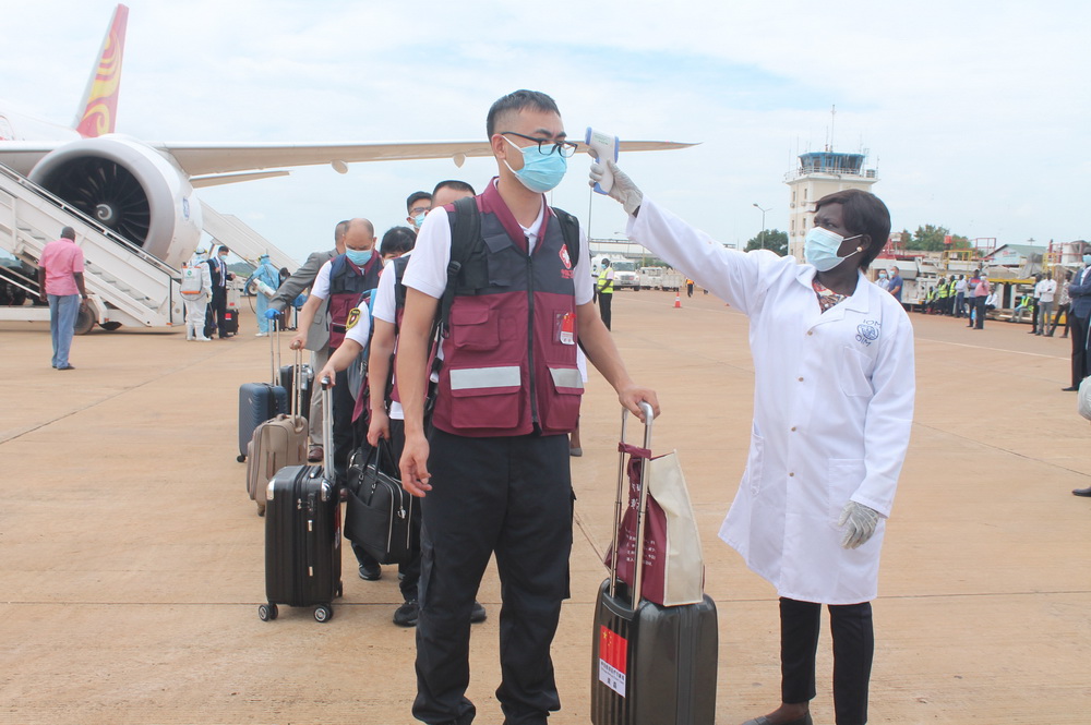 8月19日，在南苏丹首都朱巴，中国援南抗疫医疗专家组和医疗队成员进行体温检测。新华社发（加莱・朱利叶斯 摄）