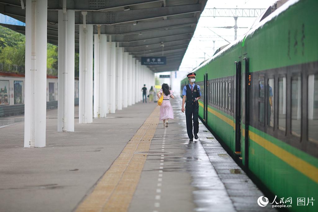 列車長李文航在列車始發前對列車車門進行巡視檢查
