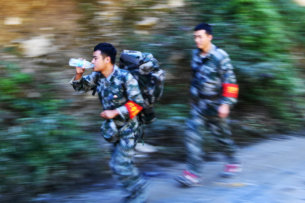 搶險救災黨員突擊隊隊員王小軍（左）和同伴向重災區行進（8月24日攝）。新華社記者 陳斌 攝