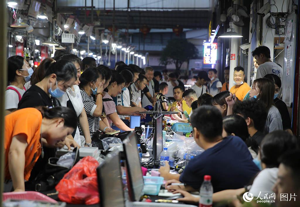 ������������ֱ��ҹ���á�����С�߳ǡ�8��