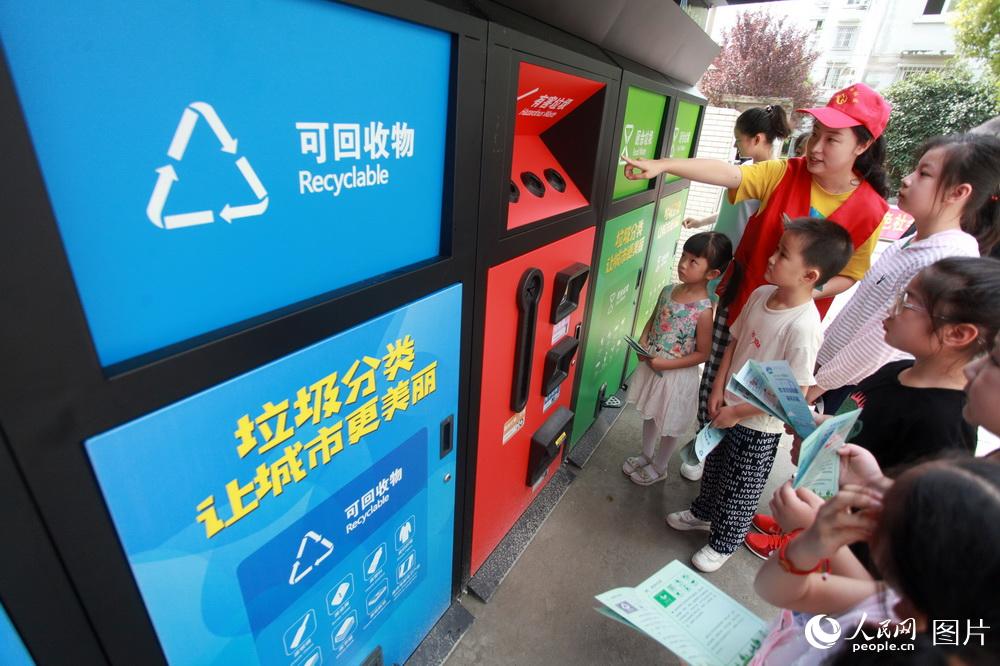 8月27日，在江蘇省揚州市湯汪鄉杉灣花園社區，志願者為小朋友講解垃圾分類知識。 