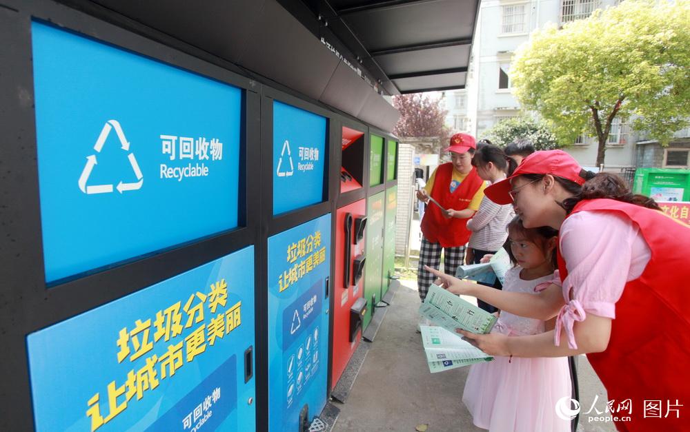 8月27日，在江蘇省揚州市湯汪鄉杉灣花園社區，志願者為小朋友講解垃圾分類知識。 