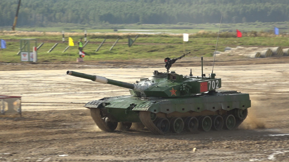 8月23日，中國參賽隊在俄羅斯阿拉比諾參加“坦克兩項”項目單車賽（視頻截圖）。新華社發（荊海輝 攝）