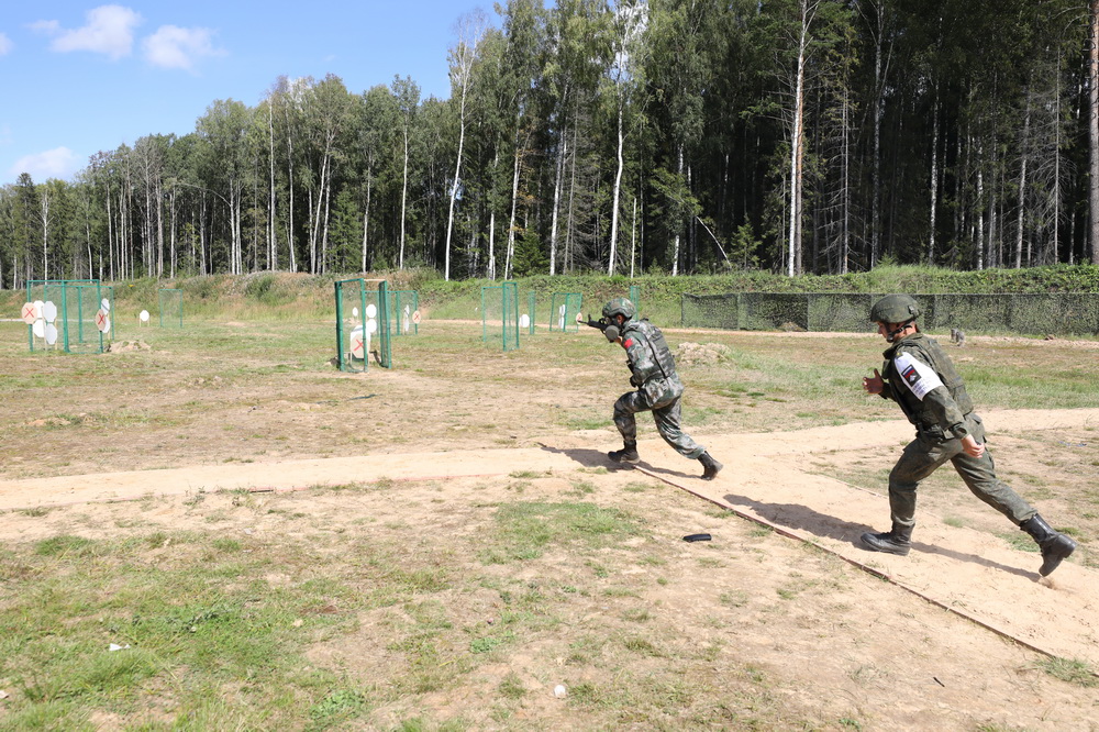 8月25日，在俄羅斯科斯特羅馬市三防學院舉行的“安全環境”項目中，中國參賽官兵（左）戰斗著裝、戴防毒面具進行“戰斗偵察”射擊課目的賽前訓練。新華社發（傅道永 攝）