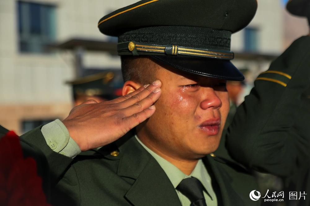 2020年8月29日，退伍老兵含泪告别军营。