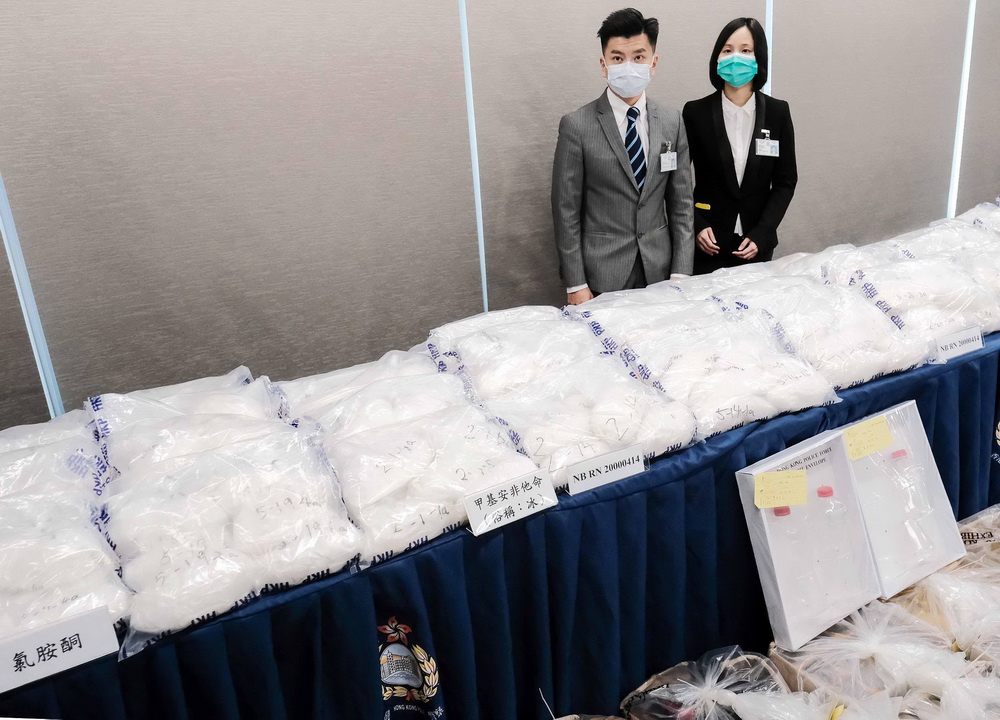 图为毒品调查科警司（行动）邹旺忠（左）及毒品调查科总督察（行动）叶秀兰（右）出席记者会。 