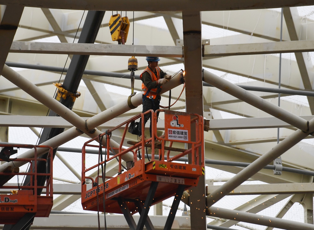8月31日，工人在国家会议中心二期建设工地现场施工。