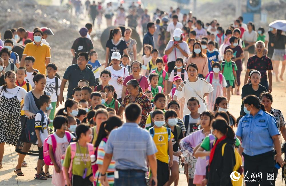 2020年8月31日，在貴州省銅仁市鬆桃苗族自治縣易地扶貧搬遷團山安置點，搬遷群眾送子女去上學路上。