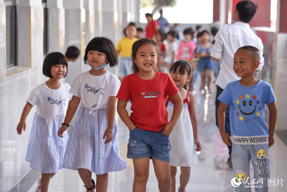 2020年8月31日，搬遷群眾子女在貴州省銅仁市鬆桃苗族自治縣第七完小的走廊上行走。