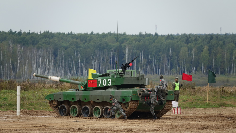 8月30日，中國參賽隊在俄羅斯阿拉比諾靶場參加“坦克兩項”項目單車賽。新華社記者 田定宇 攝