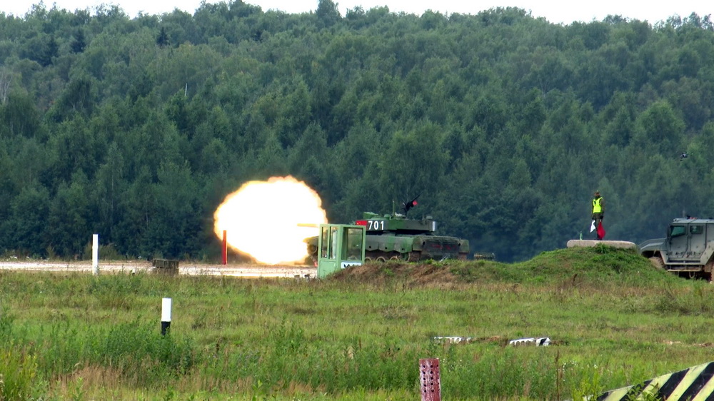 8月29日，中國參賽隊在俄羅斯阿拉比諾靶場參加“坦克兩項”項目單車賽時進行火炮射擊（視頻截圖）。新華社發