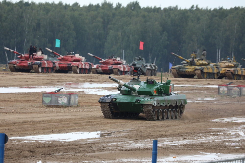 8月30日，中國參賽隊在俄羅斯阿拉比諾靶場參加“坦克兩項”項目單車賽。新華社發（王澤宇攝）