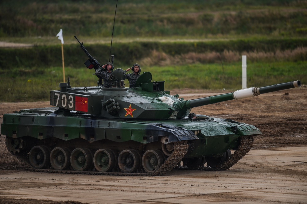 8月30日，中國參賽隊在俄羅斯阿拉比諾靶場參加“坦克兩項”項目單車賽。新華社發（葉甫蓋尼·西尼岑攝）
