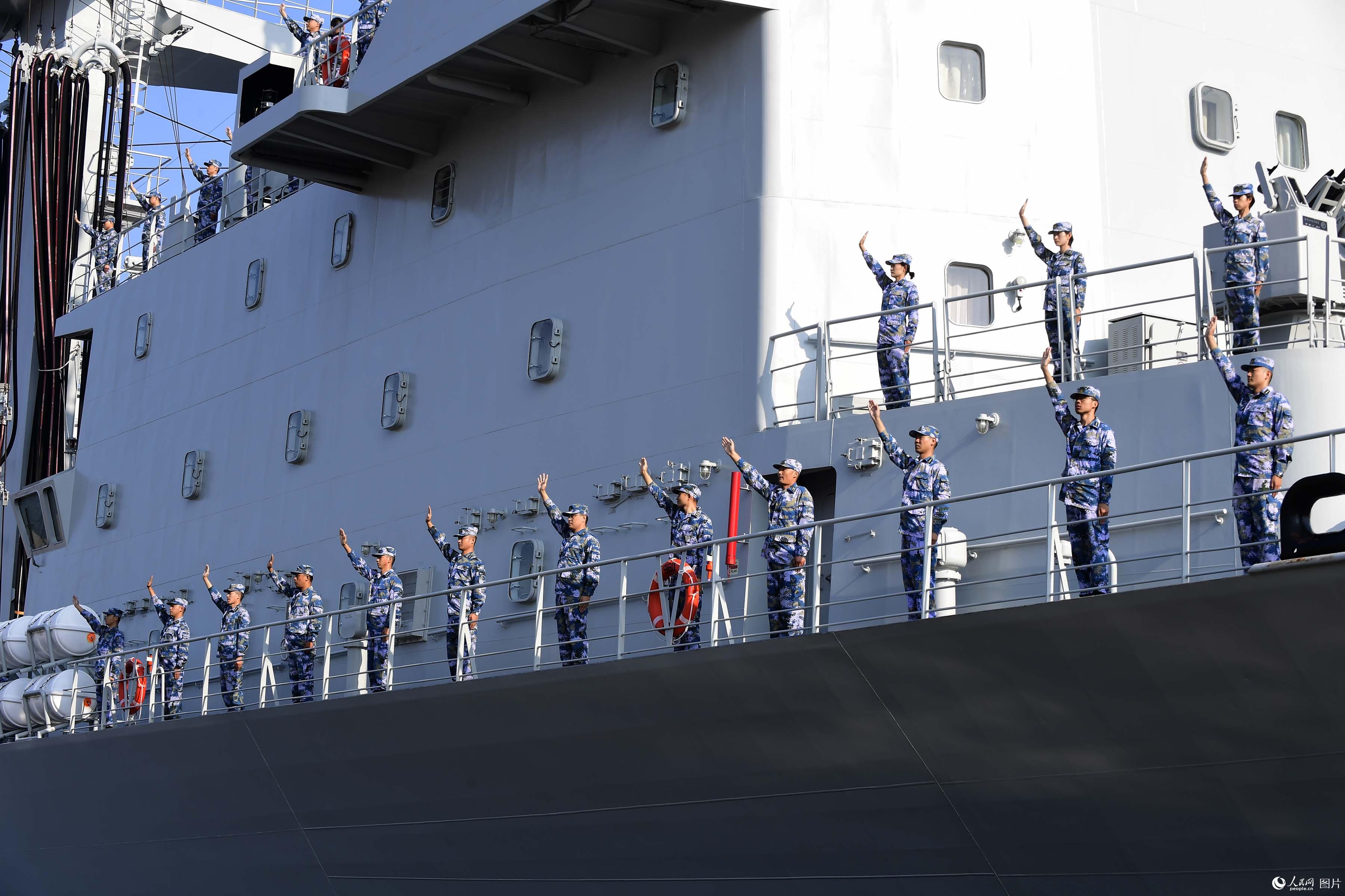 9月3日，海軍第三十六批護航編隊從青島某軍港起航，奔赴亞丁灣、索馬裡海域執行護航任務。（來永雷 張進剛 攝）