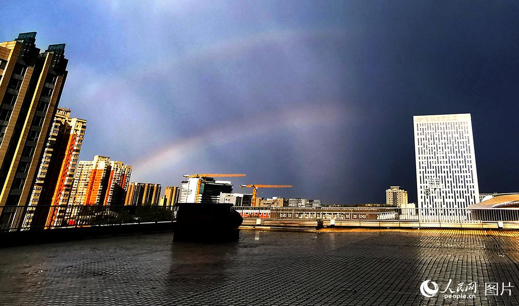 2020年9月1日，一阵雷阵雨过后，在北京石景山区上空出现漂亮的彩虹景观。李文明/摄