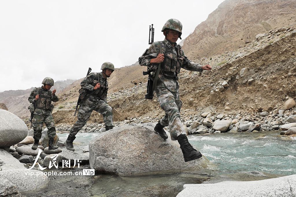 2020年9月6日，駐守帕米爾高原的新疆喀什軍分區某邊防團卡拉其古邊防連退伍老兵巡邏路上通過河溝。
