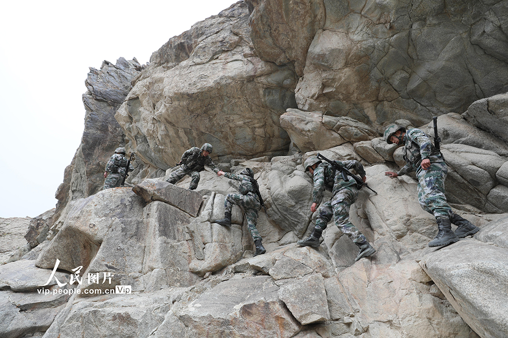 2020年9月6日，駐守帕米爾高原的新疆喀什軍分區某邊防團卡拉其古邊防連退伍老兵巡邏路上攀爬峭壁。