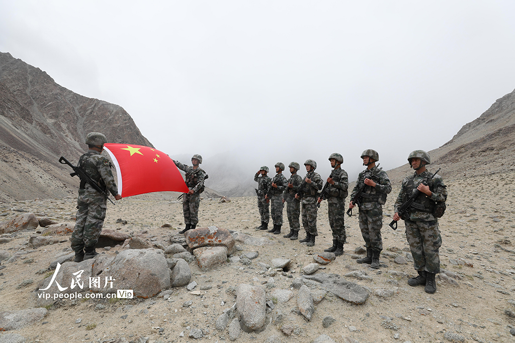 2020年9月6日，駐守帕米爾高原的新疆喀什軍分區某邊防團卡拉其古邊防連退伍老兵向國旗致敬。