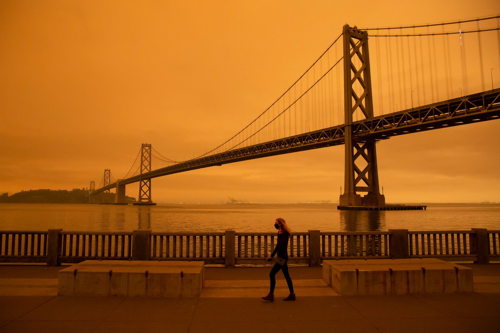 9月9日，在美国加利福尼亚州旧金山，一名女子走在海滨大道上。新华社/法新