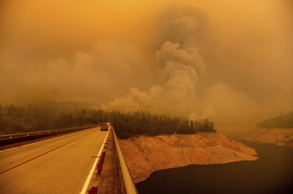 9月9日，在美国加利福尼亚州奥罗维尔，山火燃烧冒出滚滚浓烟。新华社/美联