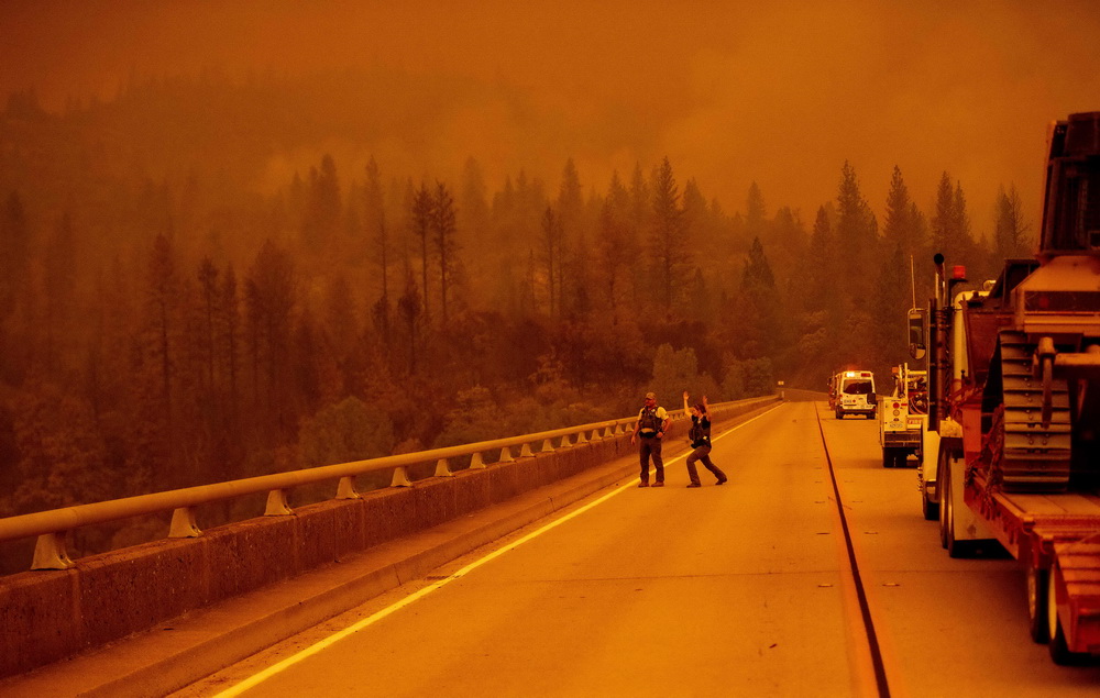 9月9日，在美国加利福尼亚州奥罗维尔，执法人员和消防人员准备进入山火区域。新华社/法新
