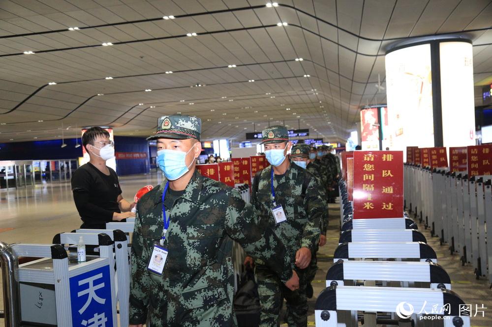 9月10日，武警第一機動總隊駐天津某支隊首批新兵有序通過體溫檢測站。