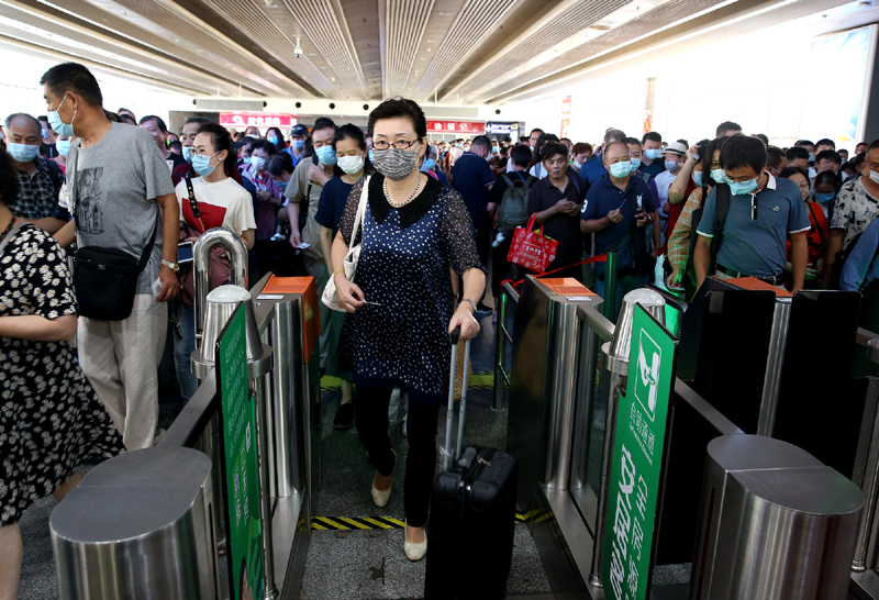 9月12日，乘坐C3856次列車的旅客在上海火車站檢票進站。