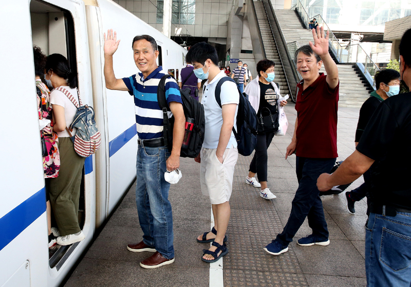9月12日，旅客們在上海火車站登上C3856次列車。