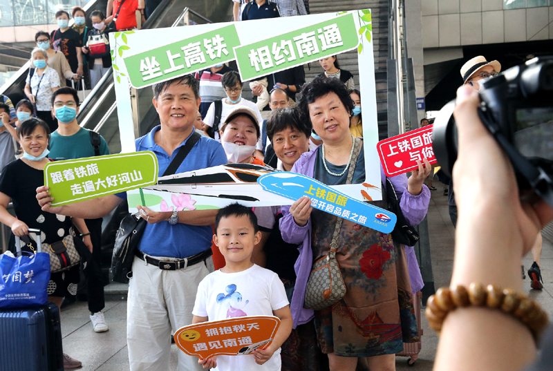 9月12日，一些旅客在上海火車站合影留念。