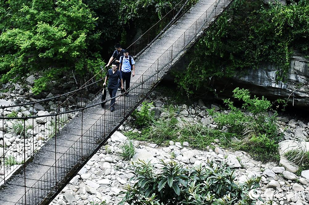 ����ʱ�ڣ�Ѳ�ط���Я���豸����참���߹����С���ϵ�һ���������š�