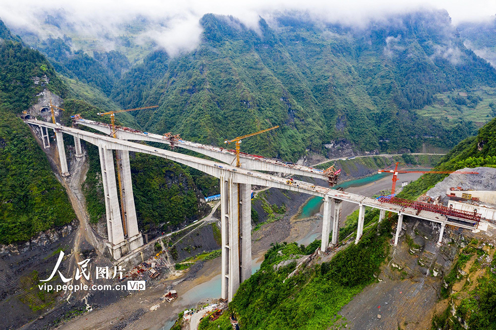 9月12日，建設中的武陵山區石黔高速重難點控制性工程之一——郁江河特大橋。