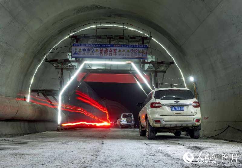 貴州威圍高速最長隧道貫通