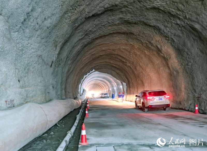 貴州威圍高速最長隧道貫通【4】