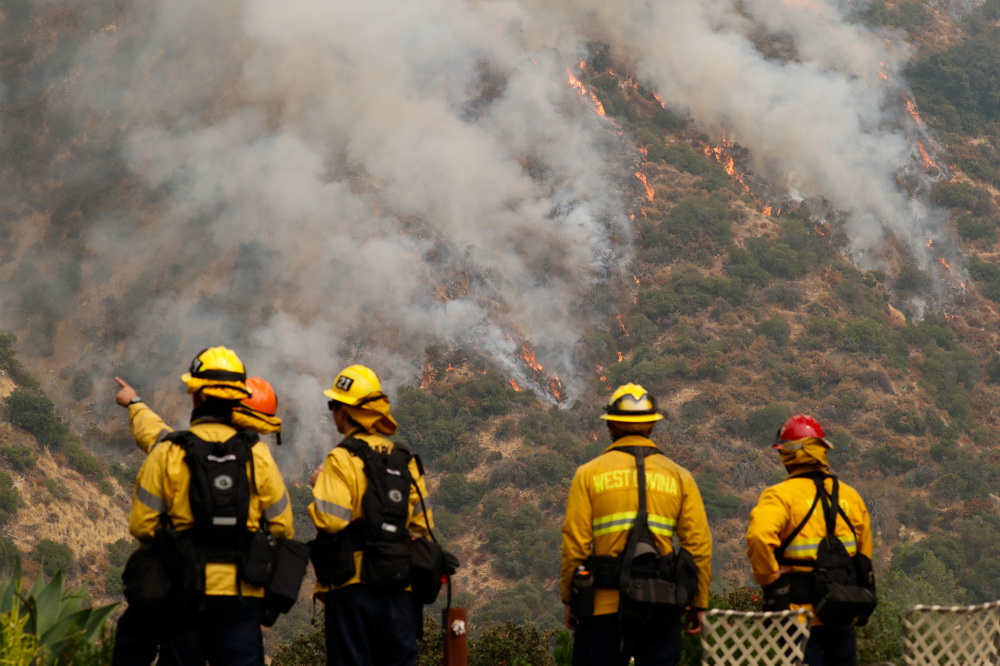9月13日，在美国加利福尼亚州阿卡迪亚，消防员参与灭火作业。  新华社/路透