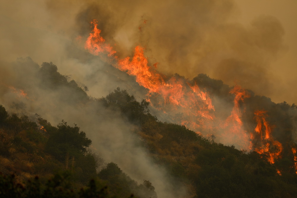 这是9月13日在美国加利福尼亚州阿卡迪亚拍摄的山火景象。新华社/路透