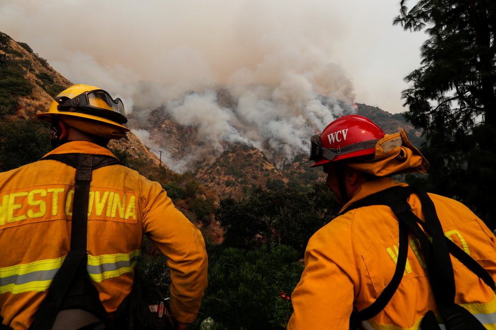 9月13日，在美国加利福尼亚州阿卡迪亚，消防员参与灭火作业。新华社/路透